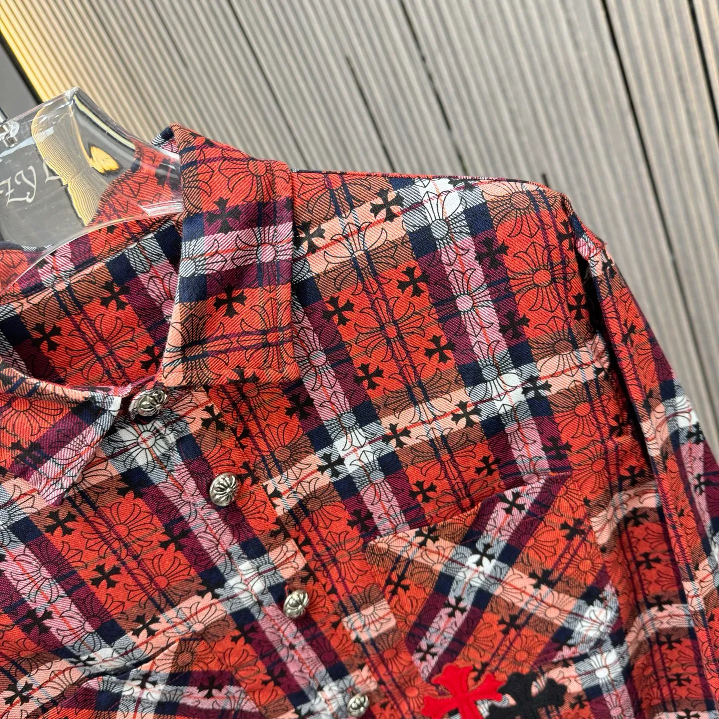 🅿️290 new arrival🆕 CH Crow Heart Horseshoe printing technology with hardware fasteners | Mid-length shirt jacket with lapel, horseshoe logo woven; letter logo buttons, the upper body effect is straight and stylish; cuff buttons are all cross buttons, and the inside is hemmed; noteworthy details are closed, the square mark on the hem must be a three-line motorcycle, not a flat machine sewing. A single piece is overweight. This quality is only available in red. Color: picture color. Size: S-xxl.